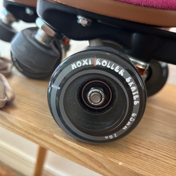 New Moxi Lolly DISCONTINUED Roller Skates Fuchsia Pink Fits like Women’s 7–7.5 - Picture 6 of 11